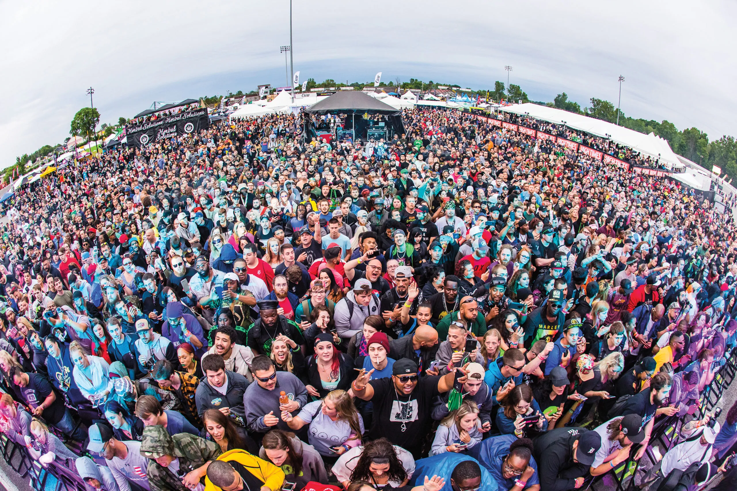 Una multitud reunida en un evento de la Cannabis Cup